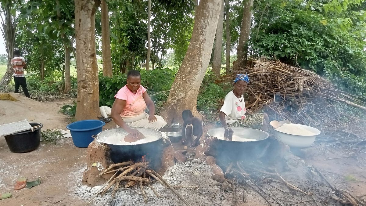 Des femmes produisent de la farine de gari 06.jpg